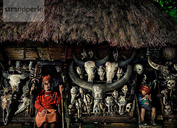 Ältere Frau und Junge mit Schädeln von Menschen und Wasserbüffeln  Banaue  Ifugao  Philippinen