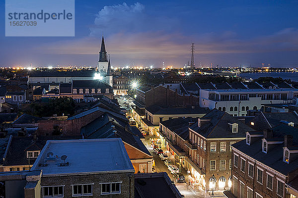 Eine nächtliche Dachansicht des französischen Viertels in New Orleans  Louisiana  USA