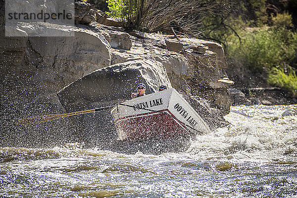 Ein Dory-Boot fährt durch Stromschnellen im Abschnitt Desolation/Grayï¾ Canyon des Green River  Utah  USA