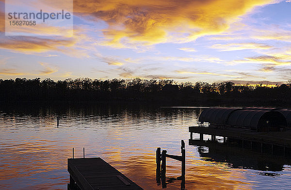 Der Sonnenuntergang färbt den Himmel und den Lake Conroe  Montgomery  Texas.