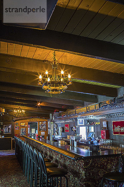 Innenraum einer leeren Bar mit Kronleuchter  Dunsmuir  Kalifornien  USA