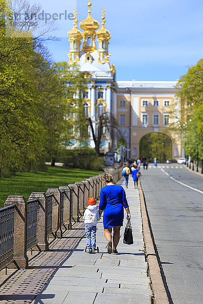 Fußgänger auf der Straße in der Nähe des Katharinenpalastes  Puschkin  St. Petersburg  Russland