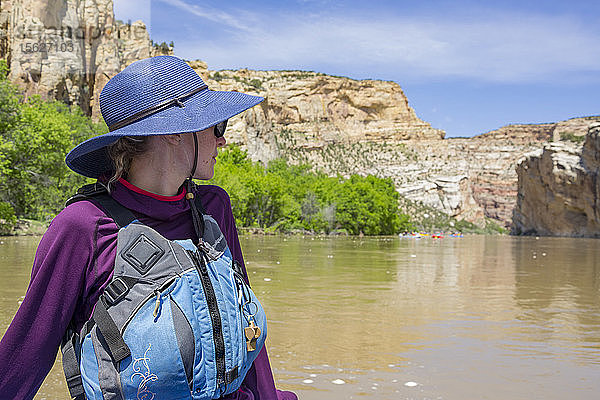 Frau beim Rafting auf Yampa und Green Rivers durch das Dinosaur National Monument