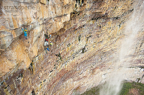 Männlicher Bergsteiger beim Klettern auf dem Rocky Mountain  Staat Bolivar  Venezuela