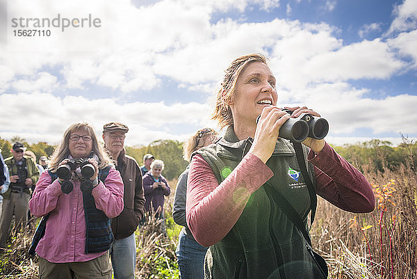 Frau mit Fernglas bei der Vogelbeobachtung mit der Audubon Society  Johnston  Rhode Island  USA