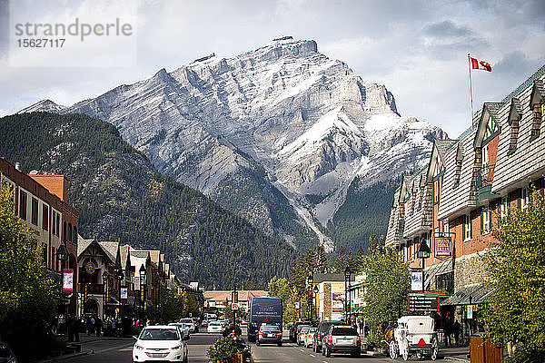 Ein sonniger Tag in der malerischen Bergstadt Banff  Alberta  Kanada.