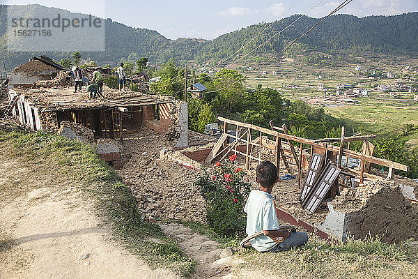 Die Häuser sind eingestürzt  aber die Menschen stehen aufrecht. Die Newar-Gemeinschaft des Dorfes Lele hilft einander beim Wiederaufbau von Häusern und bei der Wiederherstellung von Leben  das sie durch das grausame Erdbeben vom 25. April 2015 verloren hat. Das Dorf Lele  16 km von Patan entfernt. Nepal.