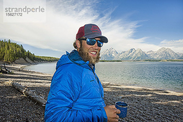 Porträt eines lächelnden Campers am Ufer des Jackson Lake im Grand Teton National Park