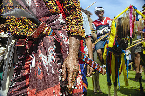 Männer in traditionellen  farbenfrohen Kostümen beim Pasola-Festival  Insel Sumba  Indonesien