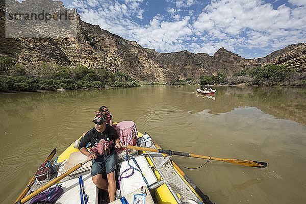 Mann paddelt in einem Floß den Green River auf dem Abschnitt Desolation/Gray Canyon  Utah  USA