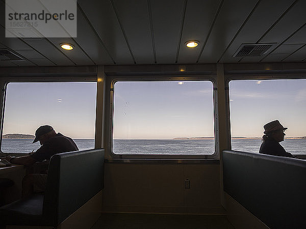 Silhouette von Menschen auf der Fähre von Port Townsend nach Coupeville  Washington  Vereinigte Staaten.