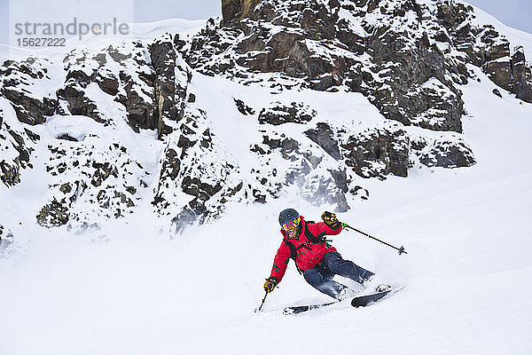 Ein Skifahrer  der durch den Pulverschnee in Silverton  Colorado  fährt