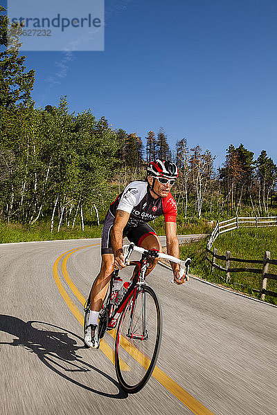 Walter Durrer  Radsportler des Team Rio  fährt mit seinem Fahrrad die Rist-Schlucht hinunter.