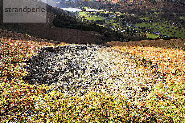 Der Sturm Desmond hat in Cumbria mit Überschwemmungen und Zerstörungen Verwüstung angerichtet. Der übersättigte Boden brach an vielen Stellen ein und hinterließ an vielen Berghängen Spuren von Erdrutschen  wie hier auf Stone Arthur oberhalb von Grasmere im Lake District  Vereinigtes Königreich.