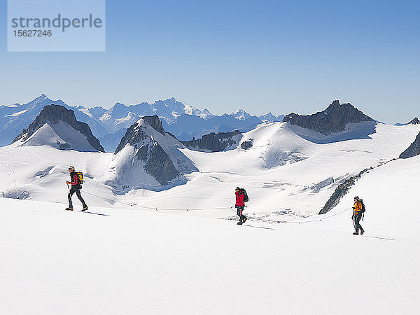 Drei Bergsteiger gehen auf dem Vallee Blanche  einem riesigen Gletscher im Mont-Blanc-Gebirge an der Grenze zwischen Frankreich und Italien  Chamonix  Haute-Savoie  Frankreich