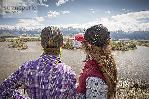 Zwei Frauen blicken auf den Yellowstone River in Montana.