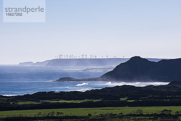 Blick auf den Windpark Woolworth von Marrawah an der Westküste Tasmaniens.