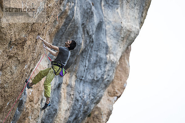 Seitenansicht eines einzelnen abenteuerlustigen Mannes beim Klettern am Felsen  Siurana  Katalonien  Spanien