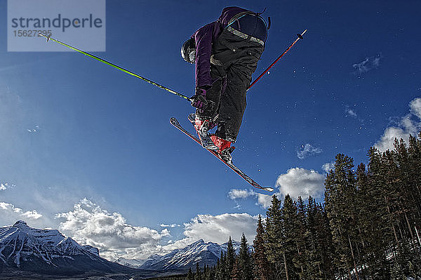 Ein Skifahrer fliegt hoch über der Skipiste im Lake Louise Ski Resort  Kanada