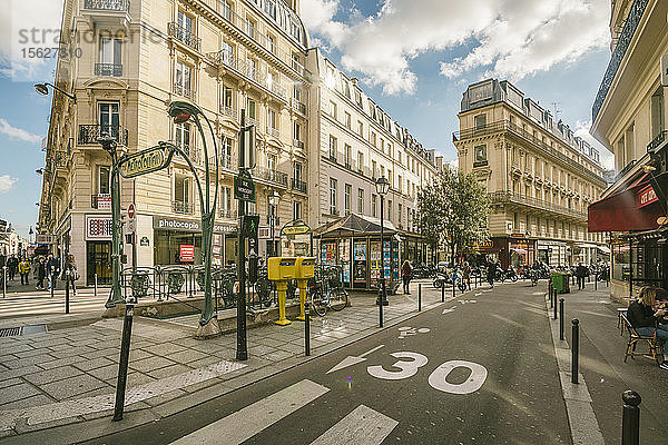 Historische Gebäude und Metro-Stationsschild im 2. Arrondissement  Straße Monsigny  Paris  Frankreich