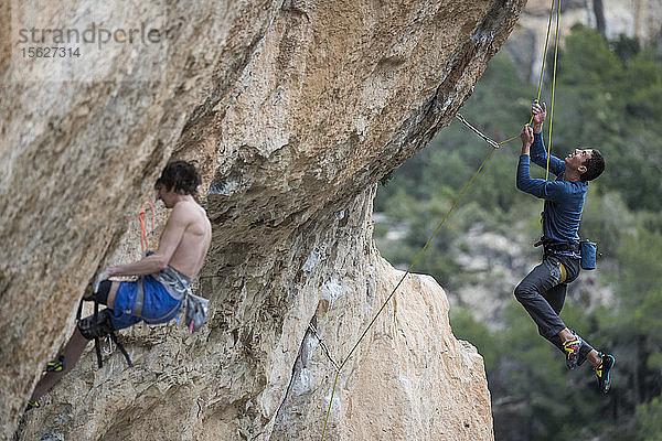 Seitenansicht von zwei abenteuerlustigen Männern beim Klettern  Siurana  Katalonien  Spanien