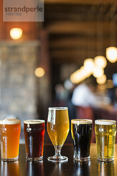 Gläser mit verschiedenen Biersorten stehen in einer Reihe an einer Bar  Seattle  Washington  USA