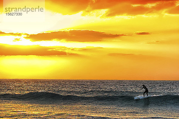 Silhouette von Windsurfer auf der Insel Fuerteventura auf den Kanarischen Inseln  Spanien