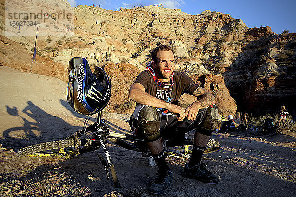 Mountainbiker beim Red Bull Rampage bei Sonnenuntergang  Utah  USA
