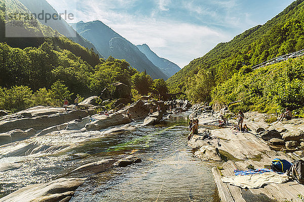 Berglandschaft mit Wald und Bergsteigern  die sich am Fluss entspannen  ï¿½Valle Verzasca  ï¿½Tessin  Schweiz