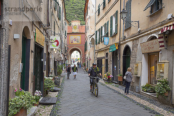 Finalborgo ist eine alte Stadt am Golf von Genua in der Provinz Savona in Ligurien  Italien. Sie gilt als Teil der italienischen Riviera. Diese Region ist ein beliebtes Ziel für Kletterer und Mountainbiker.