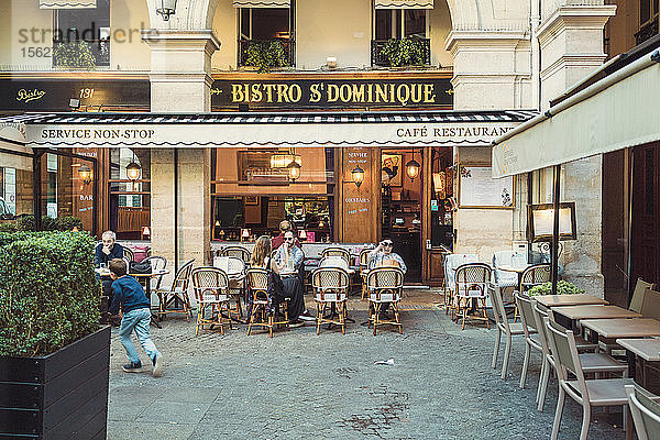 Vorderansicht eines Cafés in der Universitätsstraße in Paris  Ile-de-France  Frankreich
