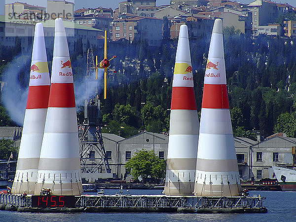 Das Bild stammt von der Organisation Red Bull Air Race im Juni 2007. Istanbul Türkei