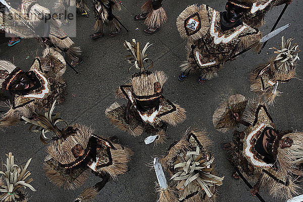 Kinder mit schwarz verschmierten Gesichtern in Stammeskostümen beim Ati Atihan Festival  Kalibo  Aklan  Panay Island  Philippinen