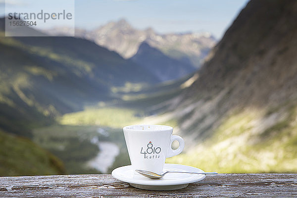 Eine Tasse italienischen Kaffee (Espresso) der Marke 4810 (die Höhe des Mont Blanc in Metern) im Val Ferret bei Courmayeur. Dies ist auf halbem Weg die Tour du Mont Blanc  ein klassisches Trekking rund um den höchsten Gipfel der Alpen  die durch Frankreich  Italien und der Schweiz geht.