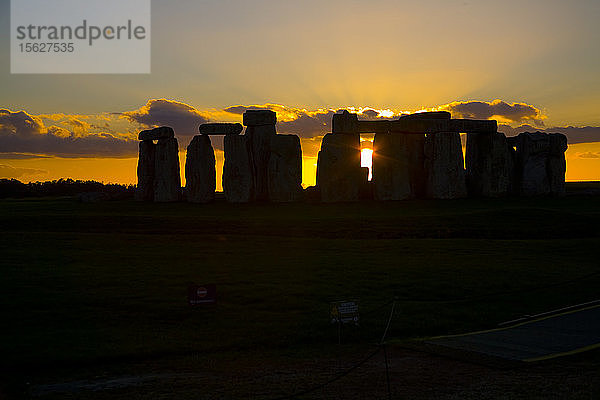 Silhouette von Stonehenge bei Sonnenuntergang in England