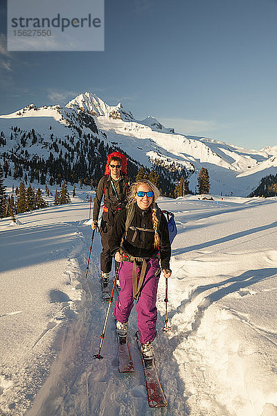 Ein verheiratetes Paar auf Skitour im Garibaldi Provincial Park  Kanada