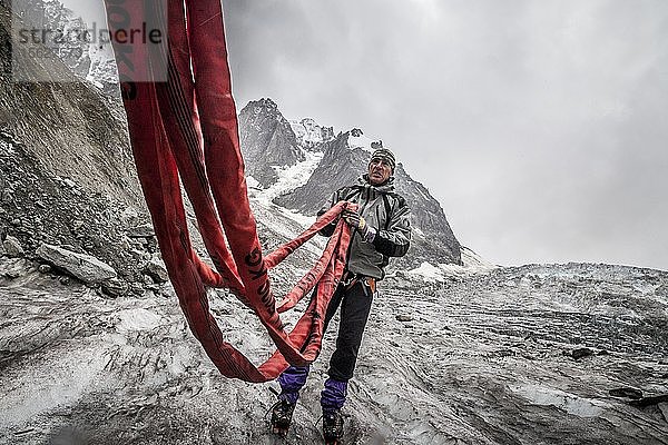 Jedes Jahr nehmen sich Bürgervereine wie der Club Alpin Francais oder die Mountain Riders Zeit  um die Abfälle zu beseitigen  die nach der Schneeschmelze auf dem Gletscher des Mer de Glace (Eismeer) in den französischen Alpen zurückbleiben.