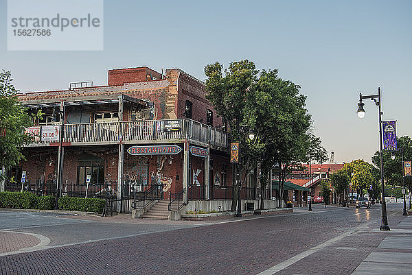 Straße in der Altstadt von Wichita unter klarem Himmel mit Restaurant  Kansas  USA