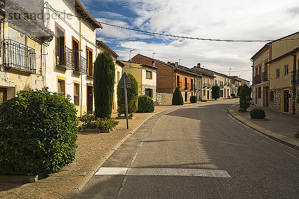 Die leeren Straßen einer kleinen Stadt in Spanien.