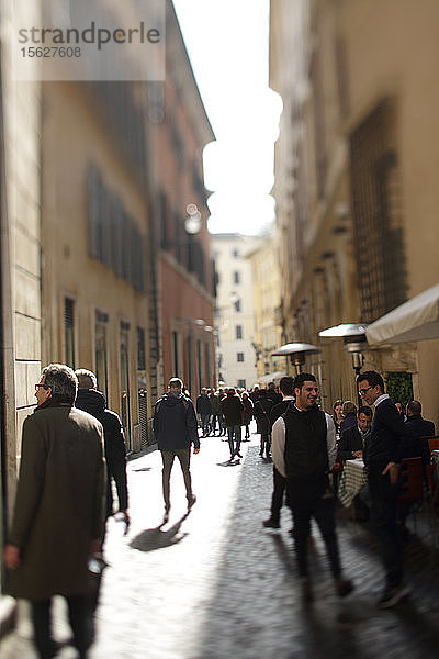 Tourist zu Fuß in Richtung der Straße von Fontana Di Trevi  Rom  Italien