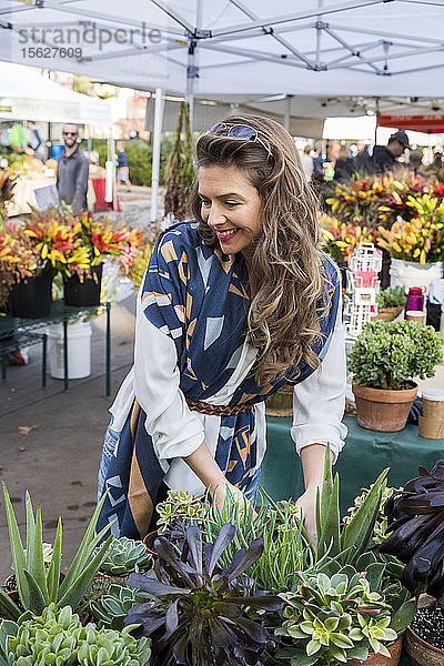 Eine junge Frau kauft Gemüse auf einem Freiluftmarkt in Boulder  Colorado