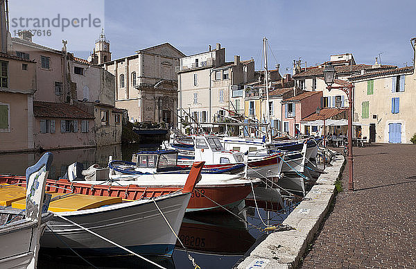 Canal San Sebastien in Martiques  einer Stadt am Meer nordwestlich von Marseille. Bekannt als das Venedig der Provence  ist Martigues ein Durchgangsort zwischen dem Mittelmeer und dem Meer von Martigues (heute Etang de Berre)  nahe der Côte d'Azur. Der Charme seiner Kanäle  Docks und Brücken hat es zum Venedig der Provence gemacht.