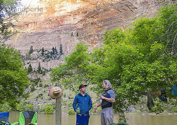 Zwei männliche Freunde unterhalten sich im Dinosaur National Monument  Utah  USA