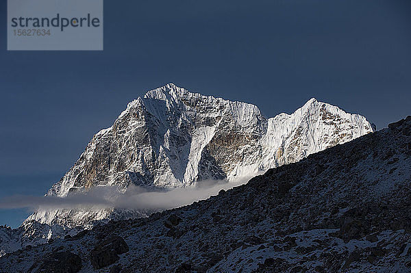 Majestätische Kulisse des Berggipfels von Taboche (Mount Tawoche) im Himalaya  Distrikt Solukhumbu  Nepal