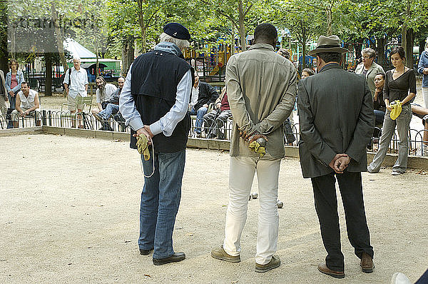 Männer spielen Petanque im Jardin du Luxembourg in Paris Frankreich