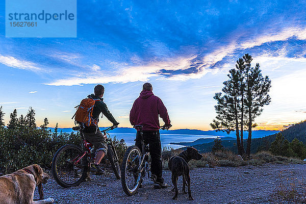 Zwei Männer beim Mountainbiking am Lake Tahoe  CA