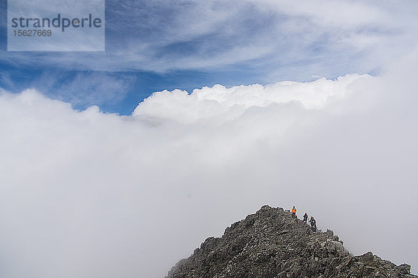 Eine Gruppe von Bergsteigern auf einem kleinen  von Wolken umgebenen Gipfel des Vulkans Nevado de Toluca in Estado de Mexico  Mexiko.