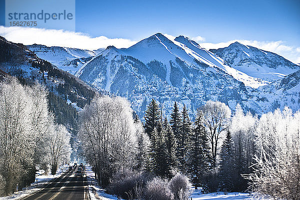 Schnee bedeckt die Bäume und Berge von Telluride  Colorado.