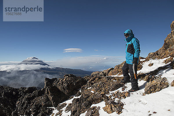 Ein Mann hält inne  um die Landschaft zu betrachten  während er den Vulkan Iztaccihuatl imï¾ Nationalpark Izta-Popo Zoquiapanï¾ in Puebla  Mexiko  besteigt.