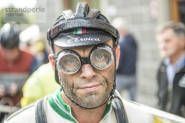 Schlammige Schutzbrille nach dem Rennen. Die Eroica ist eine Radsportveranstaltung  die seit 1997 in der Provinz Siena stattfindet  mit Strecken  die meist auf unbefestigten Straßen mit alten Fahrrädern zurückgelegt werden. Normalerweise findet es am ersten Sonntag im Oktober statt.